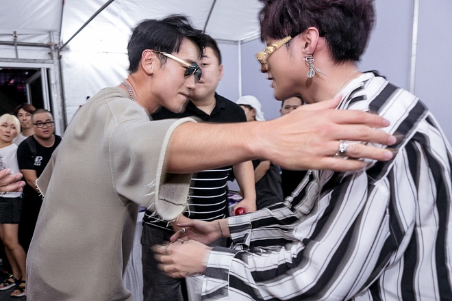 Sơn Tùng M-TP bắt tay Bi Rain sau khi diễn xong đại nhạc hội tại Thái Lan - Ảnh 3.