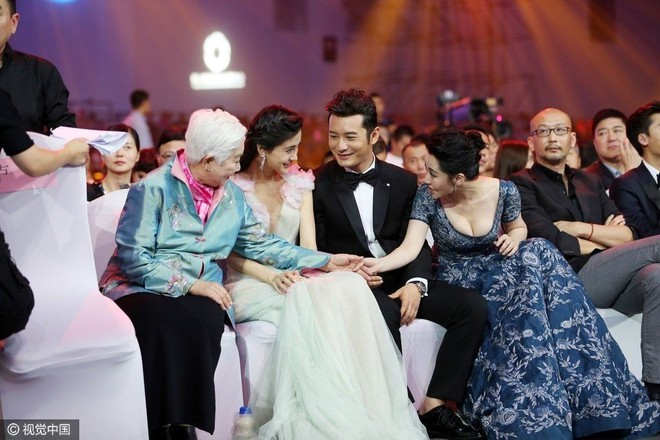 Angela Baby lép vế trước đàn chị hơn 20 tuổi vì vòng một kém nở nang - Ảnh 4. Angela Baby lép vế trước đàn chị hơn 20 tuổi vì vòng một kém nở nang - Ảnh 4.