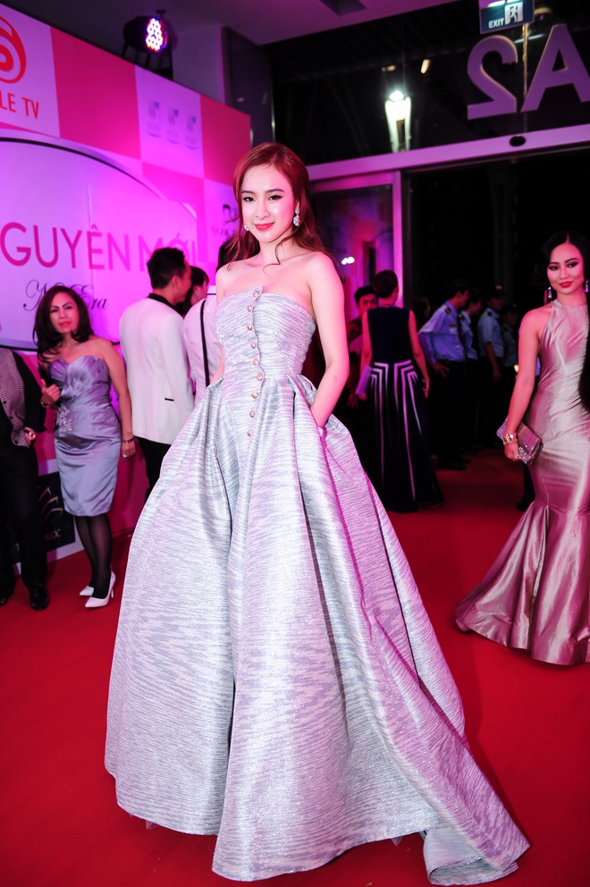 12 bộ cánh lộng lẫy nhất, gây náo loạn thảm đỏ Đêm Hội Chân Dài những năm gần đây - Ảnh 4.
