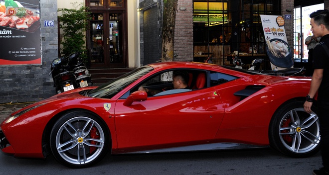 Tuấn Hưng lái siêu xe 16 tỷ, đưa cả gia đình đi dự sự kiện  - Ảnh 1.