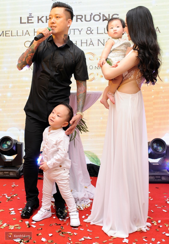 Tuấn Hưng lái siêu xe 16 tỷ, đưa cả gia đình đi dự sự kiện  - Ảnh 3.