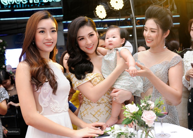 Tuấn Hưng lái siêu xe 16 tỷ, đưa cả gia đình đi dự sự kiện  - Ảnh 5.