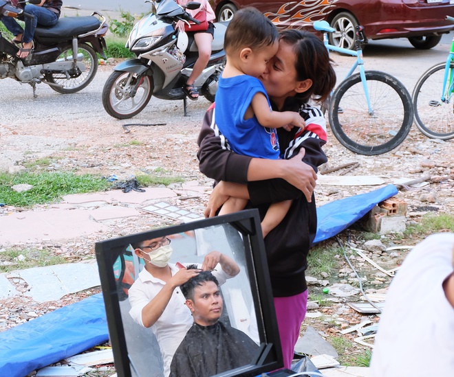 Chất như người Sài Gòn: Đem đồ nghề ra bãi đất hoang cắt tóc miễn phí cho người lao động - Ảnh 10.