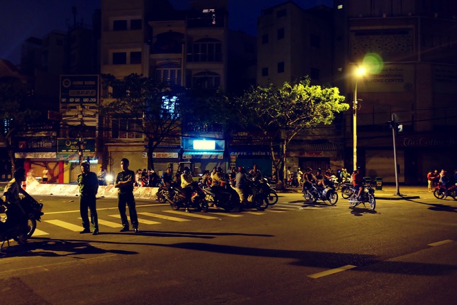 Chùm ảnh: Người dân quận 4 trắng đêm cầu nguyện trong trận hoả hoạn kinh hoàng ở cảng Sài Gòn - Ảnh 23.