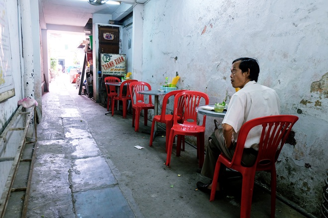Thanh xuân của đời người trôi qua chớp mắt, nhưng thanh xuân của quán hủ tiếu này thì 70 năm vẫn mê hoặc người Sài Gòn - Ảnh 4.