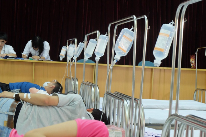 Bác sĩ khám bệnh ngoài hành lang, nhường phòng khám và hội trường cho bệnh nhân sốt xuất huyết - Ảnh 5. Bác sĩ khám bệnh ngoài hành lang, nhường phòng khám và hội trường cho bệnh nhân sốt xuất huyết - Ảnh 5.