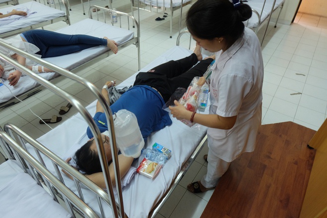 Bác sĩ khám bệnh ngoài hành lang, nhường phòng khám và hội trường cho bệnh nhân sốt xuất huyết - Ảnh 7. Bác sĩ khám bệnh ngoài hành lang, nhường phòng khám và hội trường cho bệnh nhân sốt xuất huyết - Ảnh 7.