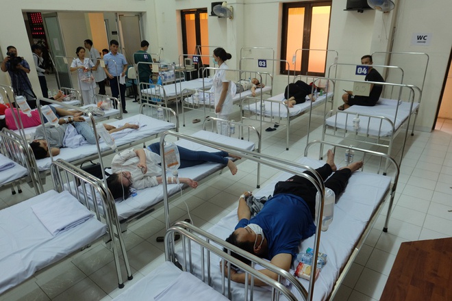 Bác sĩ khám bệnh ngoài hành lang, nhường phòng khám và hội trường cho bệnh nhân sốt xuất huyết - Ảnh 3. Bác sĩ khám bệnh ngoài hành lang, nhường phòng khám và hội trường cho bệnh nhân sốt xuất huyết - Ảnh 3.