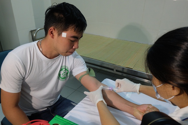 Bác sĩ khám bệnh ngoài hành lang, nhường phòng khám và hội trường cho bệnh nhân sốt xuất huyết - Ảnh 16. Bác sĩ khám bệnh ngoài hành lang, nhường phòng khám và hội trường cho bệnh nhân sốt xuất huyết - Ảnh 16.
