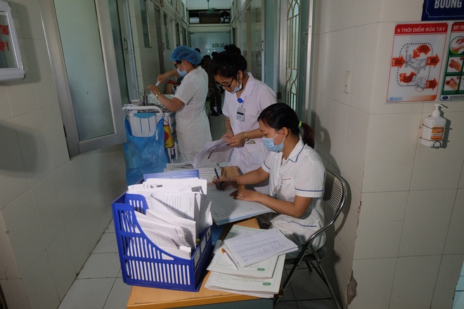 Bác sĩ khám bệnh ngoài hành lang, nhường phòng khám và hội trường cho bệnh nhân sốt xuất huyết - Ảnh 14. Bác sĩ khám bệnh ngoài hành lang, nhường phòng khám và hội trường cho bệnh nhân sốt xuất huyết - Ảnh 14.