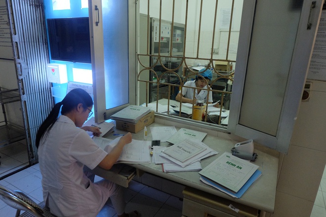 Bác sĩ khám bệnh ngoài hành lang, nhường phòng khám và hội trường cho bệnh nhân sốt xuất huyết - Ảnh 15. Bác sĩ khám bệnh ngoài hành lang, nhường phòng khám và hội trường cho bệnh nhân sốt xuất huyết - Ảnh 15.
