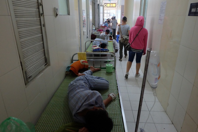 Bác sĩ khám bệnh ngoài hành lang, nhường phòng khám và hội trường cho bệnh nhân sốt xuất huyết - Ảnh 11. Bác sĩ khám bệnh ngoài hành lang, nhường phòng khám và hội trường cho bệnh nhân sốt xuất huyết - Ảnh 11.
