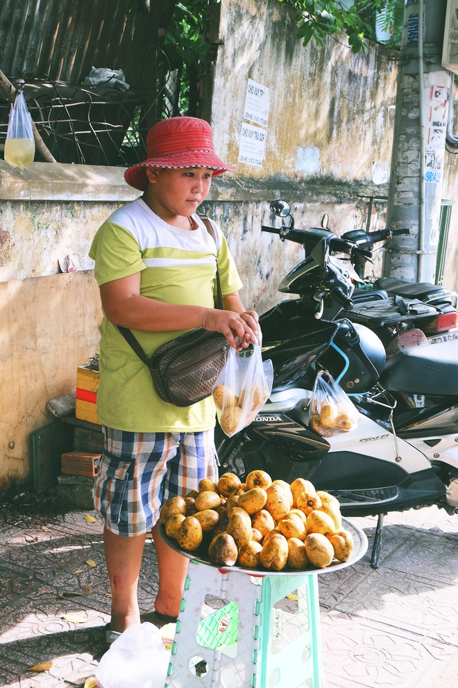 Ng&#224;y h&#232; đẹp nhất của tụi con n&#237;t nh&#224; ngh&#232;o: B&#225;n sen, b&#225;n ch&#232; nhưng vui biết bao v&#236; đỡ đần được cha mẹ - Ảnh 12.