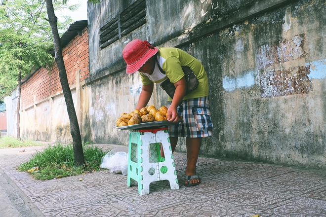 Ng&#224;y h&#232; đẹp nhất của tụi con n&#237;t nh&#224; ngh&#232;o: B&#225;n sen, b&#225;n ch&#232; nhưng vui biết bao v&#236; đỡ đần được cha mẹ - Ảnh 3.