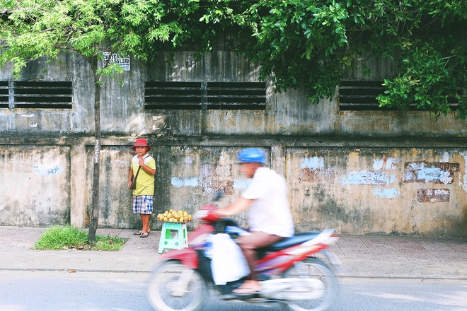 Ng&#224;y h&#232; đẹp nhất của tụi con n&#237;t nh&#224; ngh&#232;o: B&#225;n sen, b&#225;n ch&#232; nhưng vui biết bao v&#236; đỡ đần được cha mẹ - Ảnh 3.