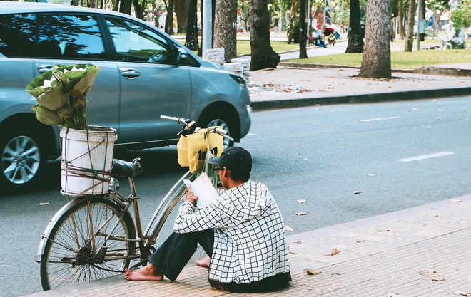 Ng&#224;y h&#232; đẹp nhất của tụi con n&#237;t nh&#224; ngh&#232;o: B&#225;n sen, b&#225;n ch&#232; nhưng vui biết bao v&#236; đỡ đần được cha mẹ - Ảnh 5.