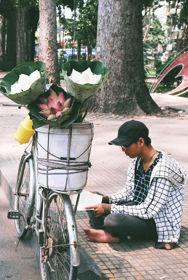 Ng&#224;y h&#232; đẹp nhất của tụi con n&#237;t nh&#224; ngh&#232;o: B&#225;n sen, b&#225;n ch&#232; nhưng vui biết bao v&#236; đỡ đần được cha mẹ - Ảnh 12.