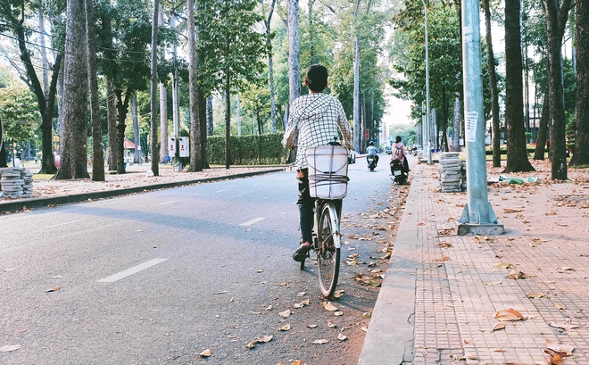 Ng&#224;y h&#232; đẹp nhất của tụi con n&#237;t nh&#224; ngh&#232;o: B&#225;n sen, b&#225;n ch&#232; nhưng vui biết bao v&#236; đỡ đần được cha mẹ - Ảnh 5.