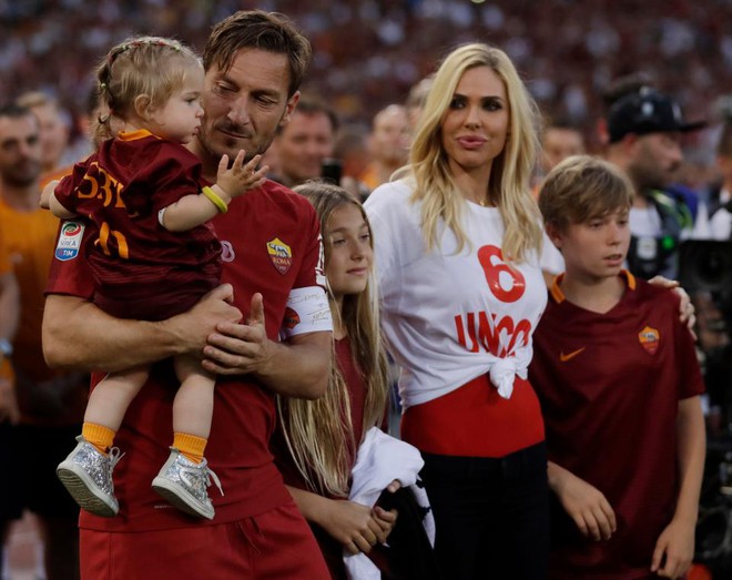 Vợ Totti khóa môi người mẫu Italy xinh đẹp trên sóng truyền hình trực tiếp - Ảnh 3. Vợ Totti khóa môi người mẫu Italy xinh đẹp trên sóng truyền hình trực tiếp - Ảnh 3.