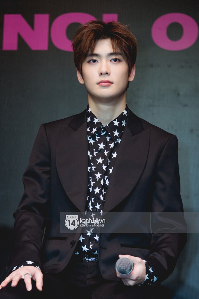 Mỹ nam Taeyong tiết lộ muốn ở lại Việt Nam, NCT 127 đồng loạt tỏ tình Anh yêu em với fan tại họp báo ở Hà Nội - Ảnh 10. Mỹ nam Taeyong tiết lộ muốn ở lại Việt Nam, NCT 127 đồng loạt tỏ tình Anh yêu em với fan tại họp báo ở Hà Nội - Ảnh 10.
