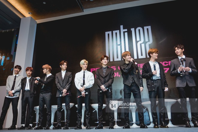 Mỹ nam Taeyong tiết lộ muốn ở lại Việt Nam, NCT 127 đồng loạt tỏ tình Anh yêu em với fan tại họp báo ở Hà Nội - Ảnh 2. Mỹ nam Taeyong tiết lộ muốn ở lại Việt Nam, NCT 127 đồng loạt tỏ tình Anh yêu em với fan tại họp báo ở Hà Nội - Ảnh 2.