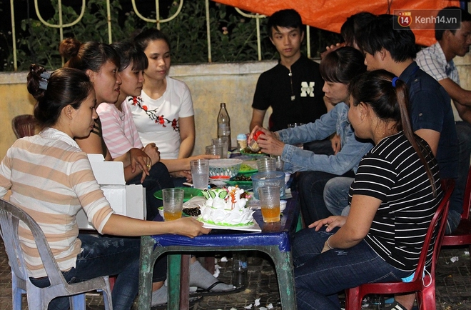 “Hạnh phúc không lời” nơi quán ăn vặt dễ thương của đôi vợ chồng trẻ bị câm điếc ở Đà Nẵng - Ảnh 10.