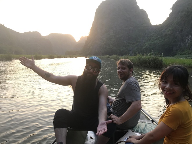 Đạo diễn Kong hào hứng dẫn đạo diễn Star Wars thăm thú Việt Nam - Ảnh 12.