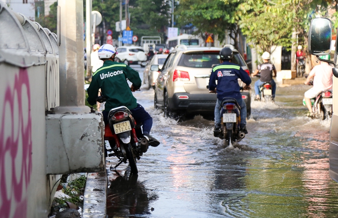 Người dân Sài Gòn thức trắng đêm vì mưa lớn gây ngập đường, nước tràn vào nhà - Ảnh 7.