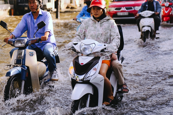 Người dân Sài Gòn thức trắng đêm vì mưa lớn gây ngập đường, nước tràn vào nhà - Ảnh 3.