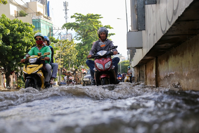 Người dân Sài Gòn thức trắng đêm vì mưa lớn gây ngập đường, nước tràn vào nhà - Ảnh 5.