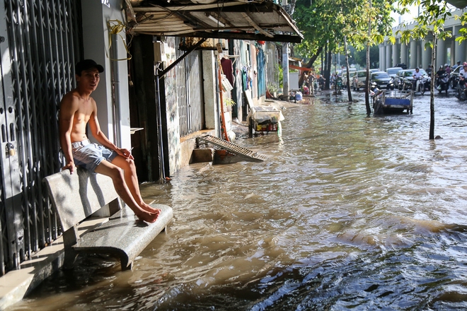 Người dân Sài Gòn thức trắng đêm vì mưa lớn gây ngập đường, nước tràn vào nhà - Ảnh 13.