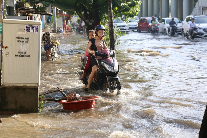 Người dân Sài Gòn thức trắng đêm vì mưa lớn gây ngập đường, nước tràn vào nhà - Ảnh 14.