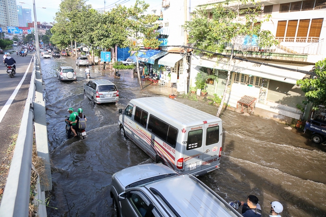 Người dân Sài Gòn thức trắng đêm vì mưa lớn gây ngập đường, nước tràn vào nhà - Ảnh 16.