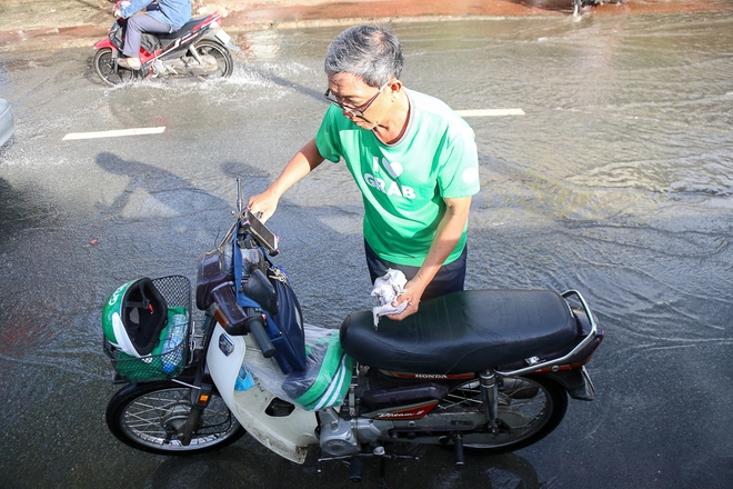 Người dân Sài Gòn thức trắng đêm vì mưa lớn gây ngập đường, nước tràn vào nhà - Ảnh 8.