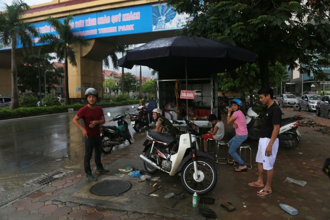 Chùm ảnh: Ngày Hà Nội ngập nặng sau mưa lớn, nghề giải cứu người và xe lại lên ngôi - Ảnh 3. Chùm ảnh: Ngày Hà Nội ngập nặng sau mưa lớn, nghề giải cứu người và xe lại lên ngôi - Ảnh 3.