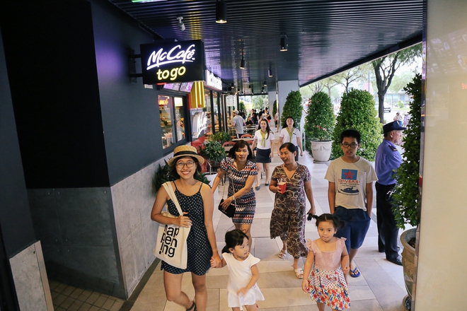 Sau 20 năm bỏ hoang với những lời đồn đoán rùng rợn, Thuận Kiều Plaza đã hồi sinh và sầm uất đến nhường này - Ảnh 9. Sau 20 năm bỏ hoang với những lời đồn đoán rùng rợn, Thuận Kiều Plaza đã hồi sinh và sầm uất đến nhường này - Ảnh 9.