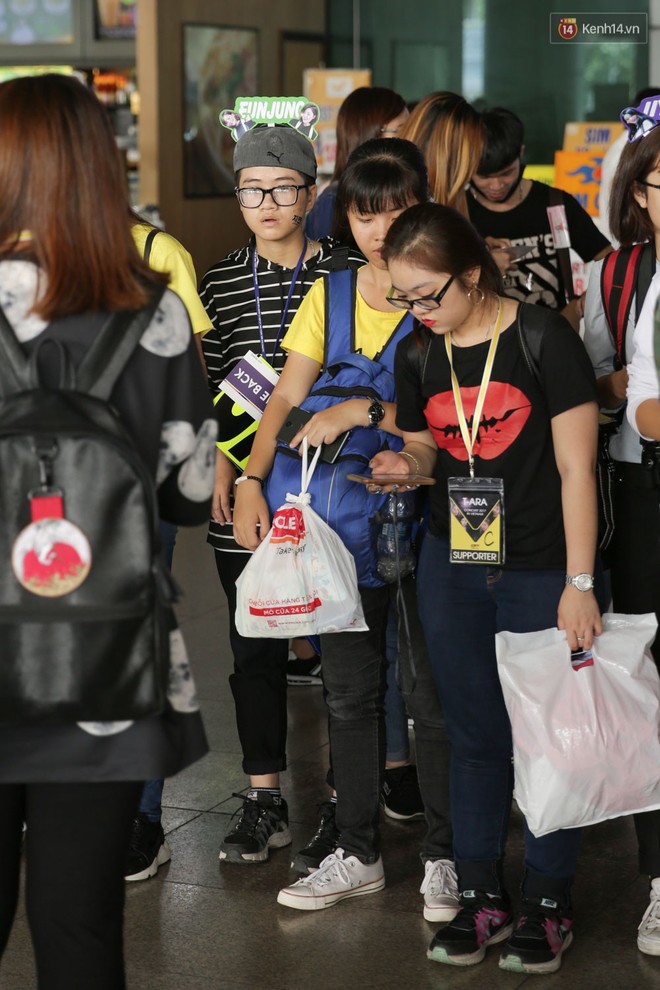 T-ara đẹp xuất sắc trong đám đông fan hỗn loạn tại sân bay Tân Sơn Nhất - Ảnh 2.
