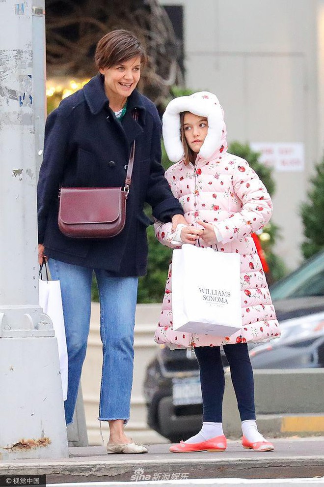 Lâu rồi mới xuất hiện, cô bé Suri Cruise đã trổ giò và cao đến vai mẹ - Ảnh 6.