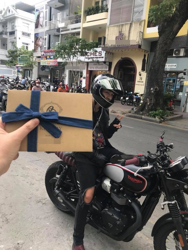 Kelvin Khánh cưỡi mô tô đi gửi thiệp mời đám cưới với Khởi My - Ảnh 1.