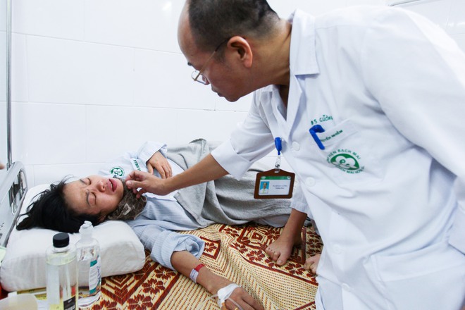 Hà Nội: Bệnh nhân sốt xuất huyết nằm la liệt ở bệnh viện Bạch Mai - Ảnh 1. Hà Nội: Bệnh nhân sốt xuất huyết nằm la liệt ở bệnh viện Bạch Mai - Ảnh 1.
