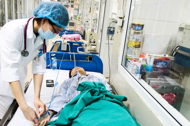 Hà Nội: Bệnh nhân sốt xuất huyết nằm la liệt ở bệnh viện Bạch Mai - Ảnh 11. Hà Nội: Bệnh nhân sốt xuất huyết nằm la liệt ở bệnh viện Bạch Mai - Ảnh 11.
