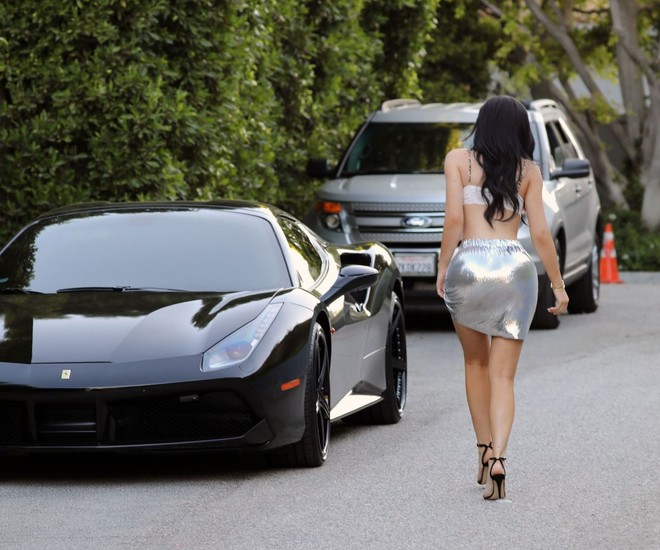 Lái siêu xe sang chảnh xuống phố, Kylie Jenner khiến ai cũng mê vì đẹp hoàn hảo không góc chết! - Ảnh 4.