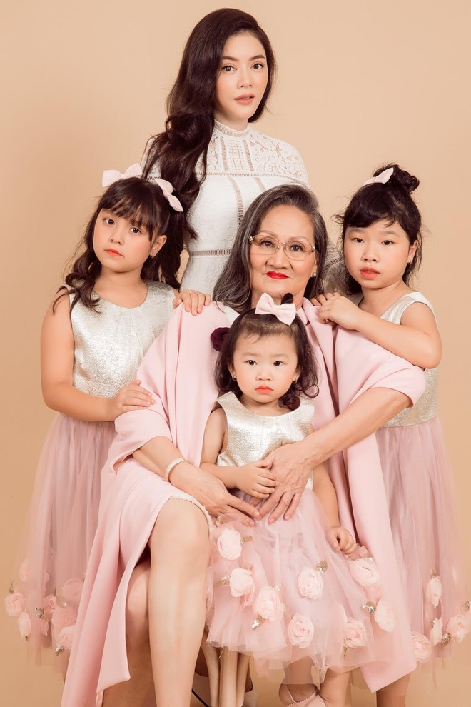 Ngày gia đình Việt Nam: Lý Nhã Kỳ hạnh phúc khoe ảnh gia đình 3 thế hệ - Ảnh 1.