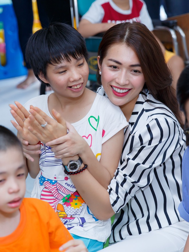 Phạm Hương, Lệ Hằng cùng Hoa hậu Dominica giản dị về Củ Chi làm từ thiện - Ảnh 5. Phạm Hương, Lệ Hằng cùng Hoa hậu Dominica giản dị về Củ Chi làm từ thiện - Ảnh 5.