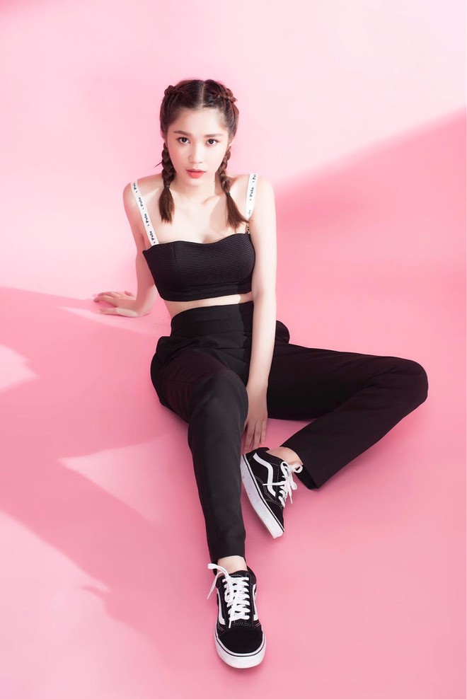 Ngọc Trinh đọ dáng cùng đàn em sẽ thay thế mình trong tương lai, ai hot hơn? - Ảnh 8. Ngọc Trinh đọ dáng cùng đàn em sẽ thay thế mình trong tương lai, ai hot hơn? - Ảnh 8.