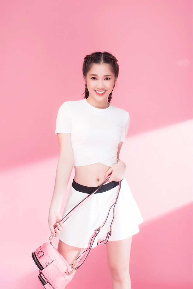 Ngọc Trinh đọ dáng cùng đàn em sẽ thay thế mình trong tương lai, ai hot hơn? - Ảnh 12. Ngọc Trinh đọ dáng cùng đàn em sẽ thay thế mình trong tương lai, ai hot hơn? - Ảnh 12.