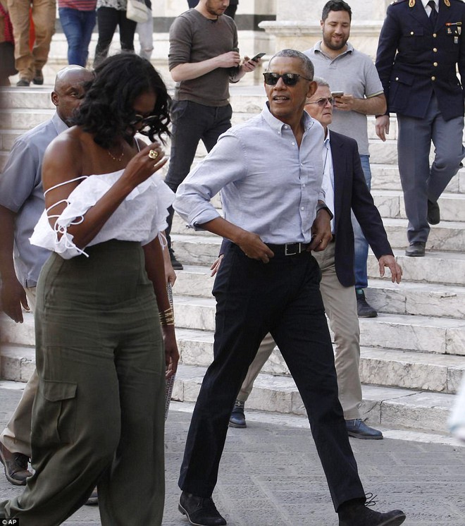 Tin thế giới - Cựu Đệ nhất phu nhân Michelle Obama diện áo hở vai đầy gợi cảm sánh bước bên chồng tại Ý
