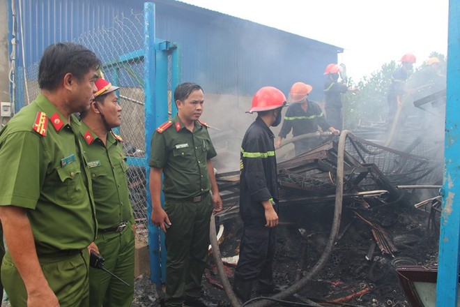 Kho chứa phế liệu của Khu du lịch Bà Nà Hills bốc cháy - Ảnh 2.