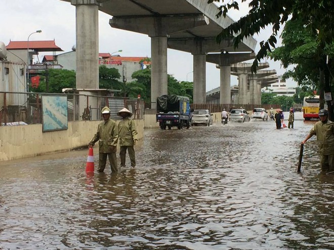 Tin trong nước - Xe 'bơi' trên quốc lộ 32, người ùa ra đường bắt cá sau trận mưa lớn tại Hà Nội (Hình 7).