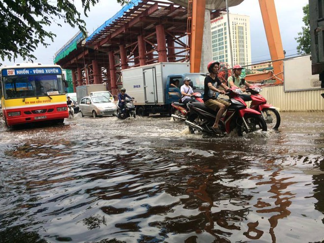 Tin trong nước - Xe 'bơi' trên quốc lộ 32, người ùa ra đường bắt cá sau trận mưa lớn tại Hà Nội (Hình 5).